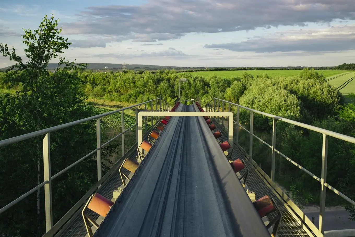 Wytrzymałość taśm przenośnikowych: od 250 do 1400 N/mm i jak to wpływa na ich zastosowanie